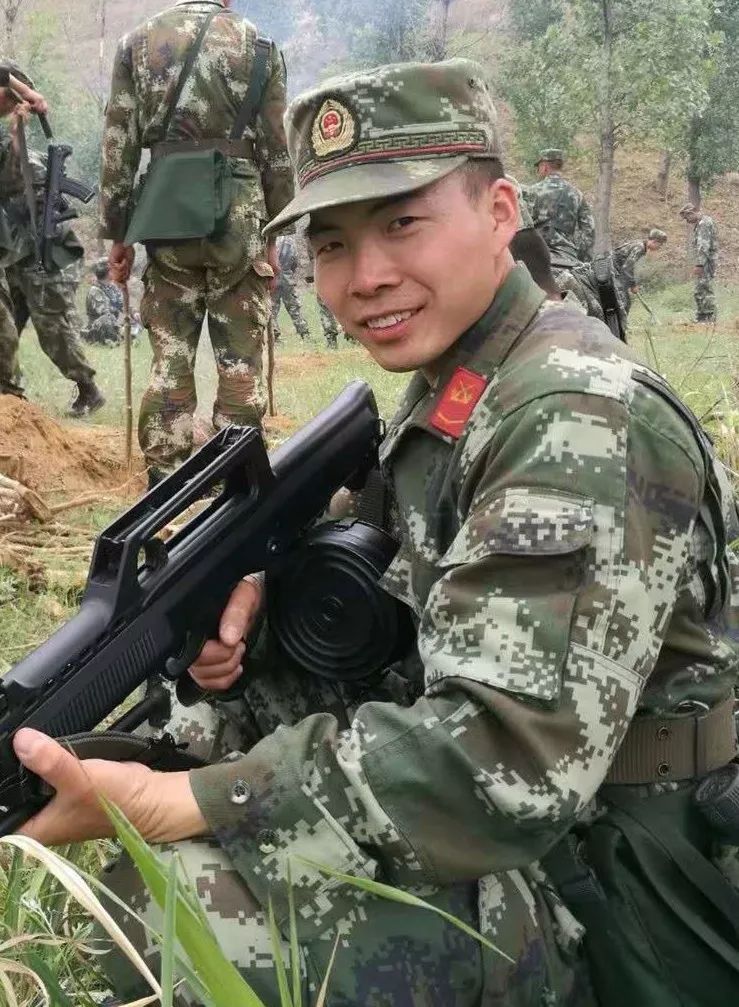 个人档案:张兴,24岁,原武警机动第一总队某部战士,下士军衔.