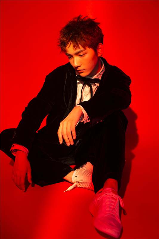 祁宋西装大片曝光 光影定格绅士魅力