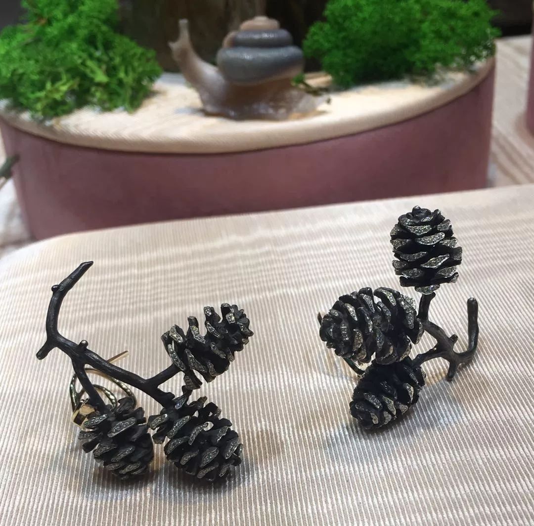桤木镶钻石的松果耳环好童趣同样来自莫斯科的设计师milio几乎所有的