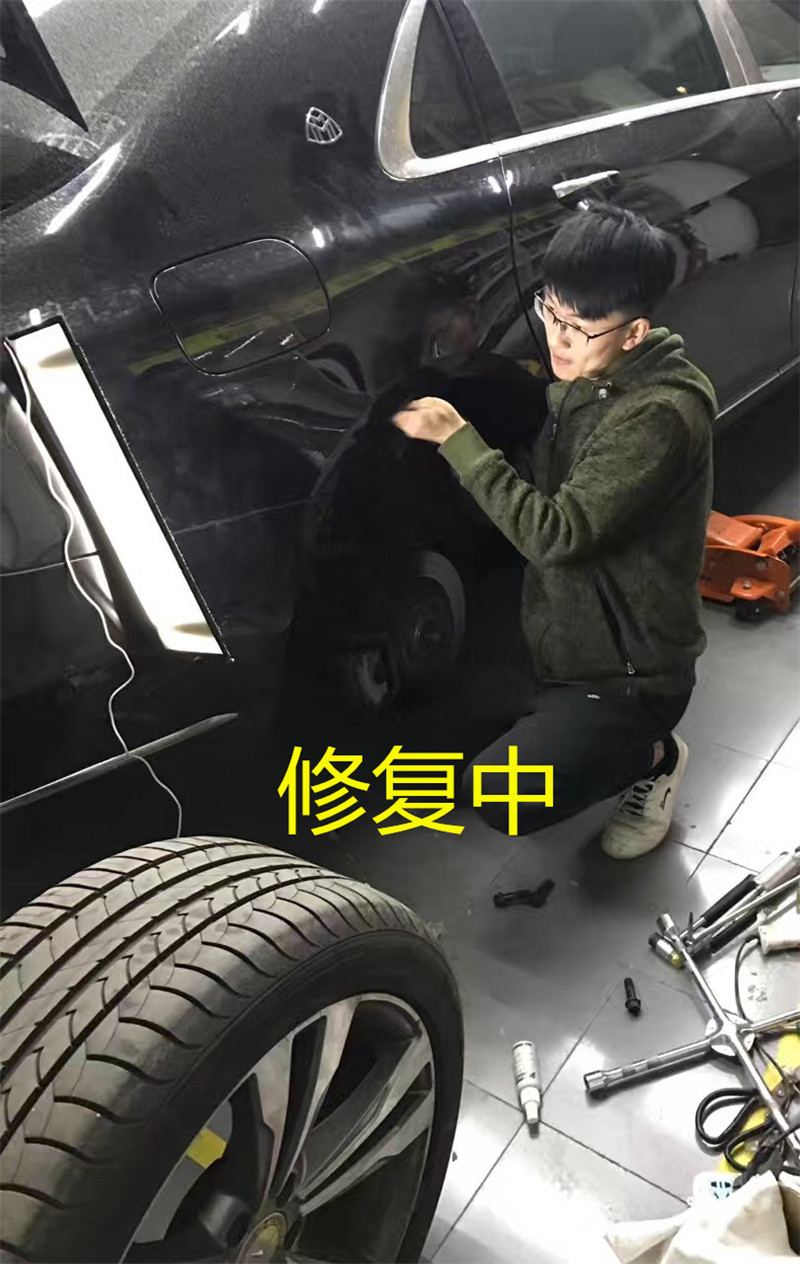 汽車翼子板凹陷修復,邁巴赫s400免噴漆無損凹陷修復