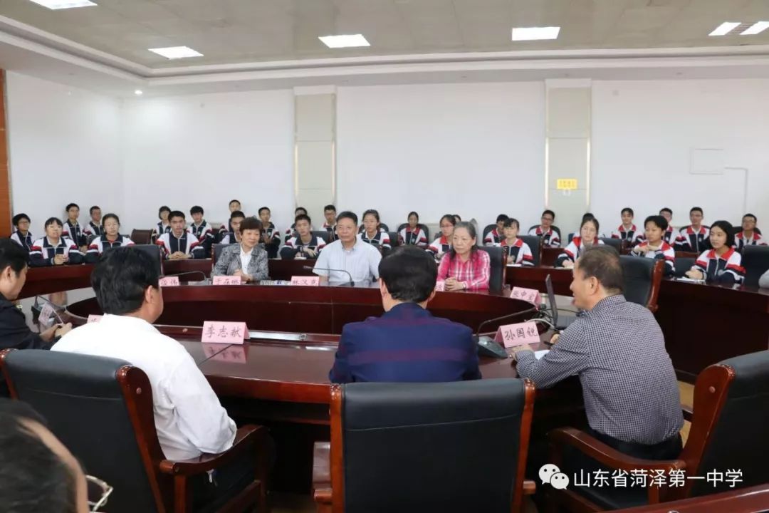 林汉克先生和宏志班的每一位同学亲切握手,一句句温