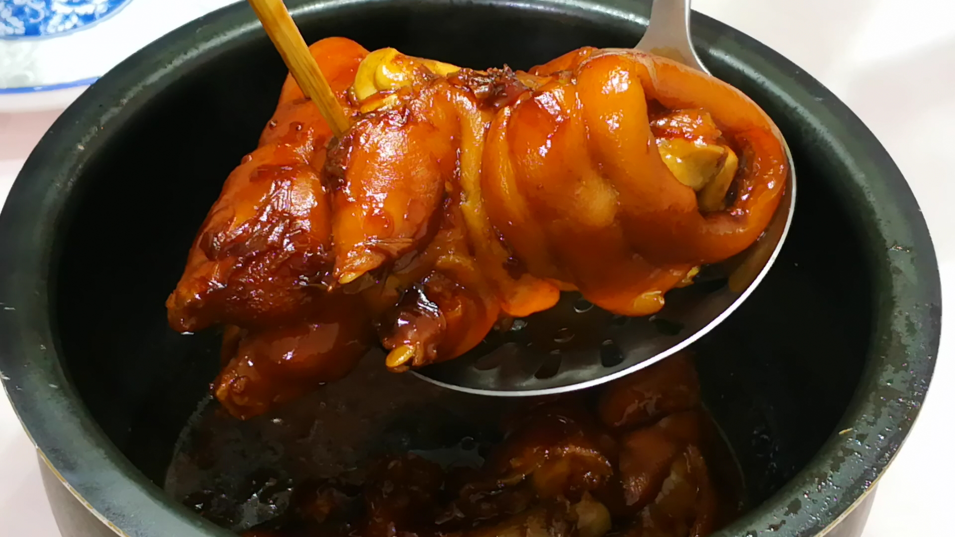 原创炖猪蹄时到底是用热水还是冷水焯水许多人都做错难怪腥味重