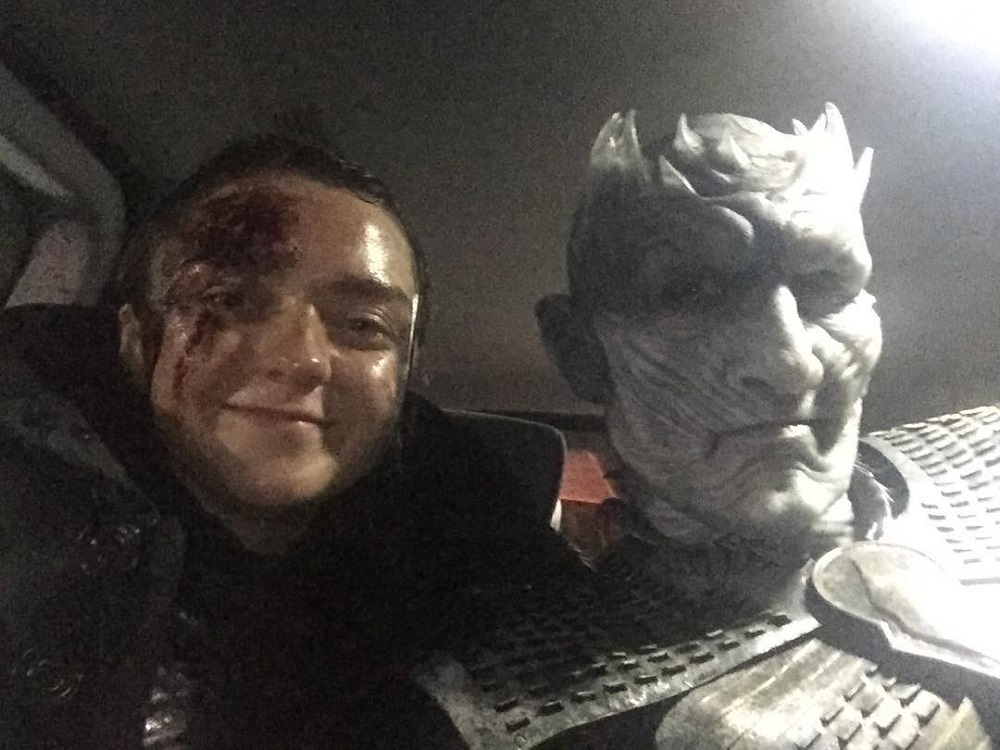 权游夜王花絮:为三眼乌鸦打伞,和二丫合影,大哥