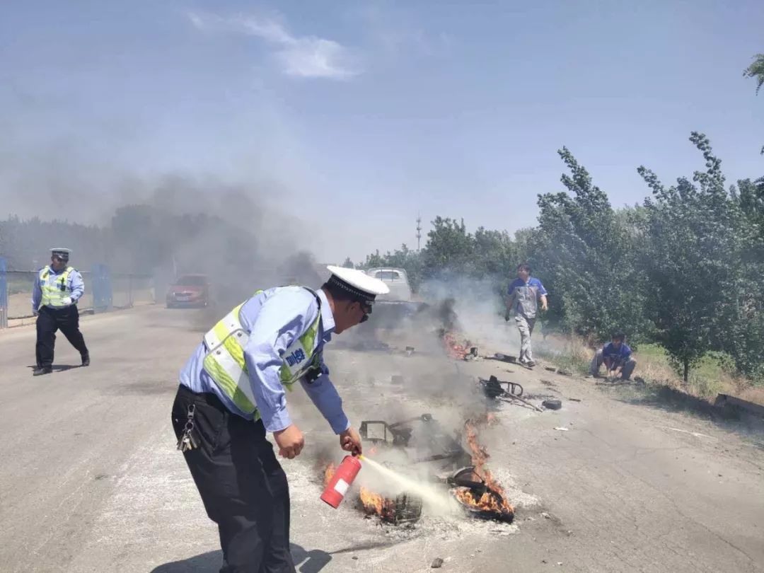 货车着火 司机却浑然不知 任丘交警拦车救火!