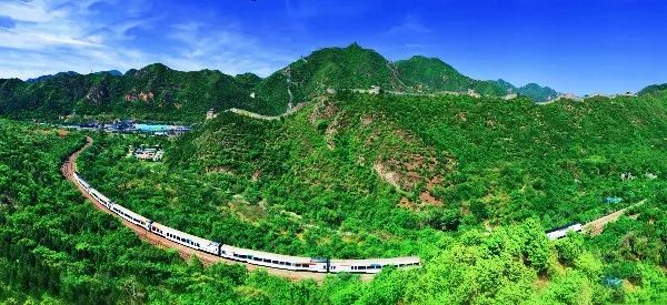 它惊艳了整个京城的春夏就是被称为"开往春天的列车"s2线而且去那里的