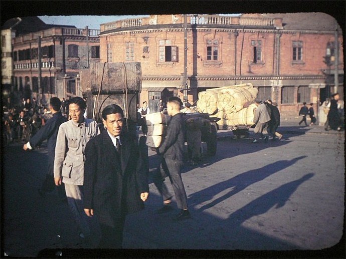 1948年的中国,辛苦的人力车夫,拥挤的有轨电车,秀美的山川景色