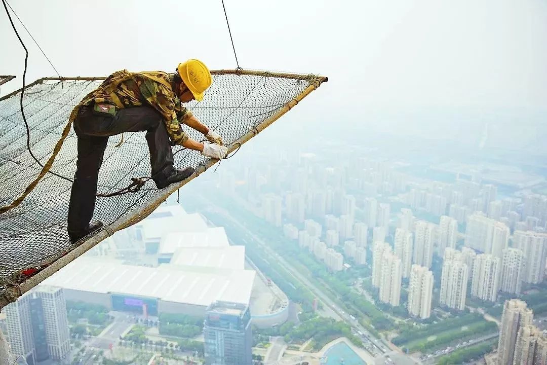 形式复杂,中建钢构作为主体结构的先遣部队,临边作业,高层悬空作业多