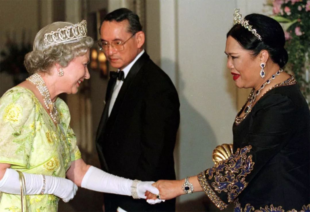 这位88岁的老人先前因为膀胱炎症住进了曼谷的朱拉隆功医院,之后又