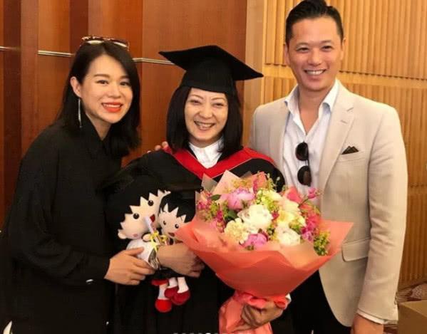 胡杏儿挺孕肚参加经纪人毕业礼,全身上下包裹严实,老公贴心相随