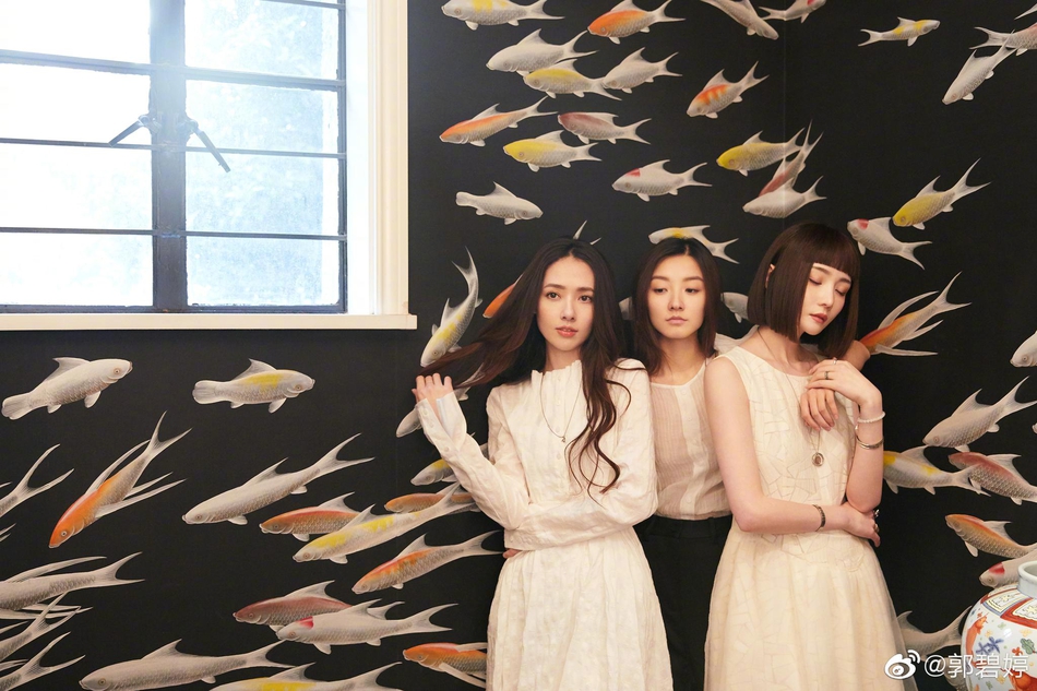 高颜值姐妹团!郭碧婷罕见与闺蜜拍大片三人感情要好