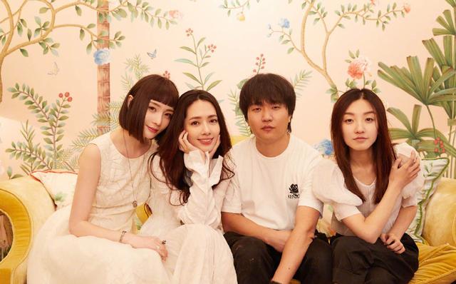 原创郭碧婷罕见与闺蜜拍照大片颜值太高让姐妹黯然失色