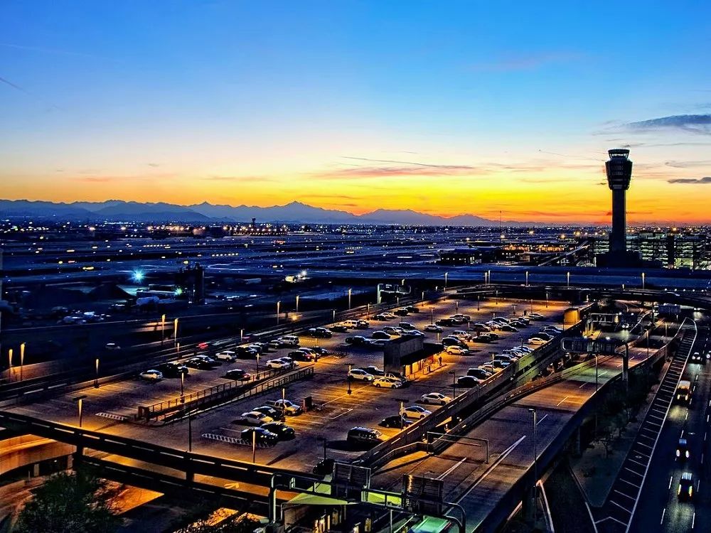 图|菲尼克斯夜景8月3日早餐后,前往篮球场馆,参加德文·布克篮球训练