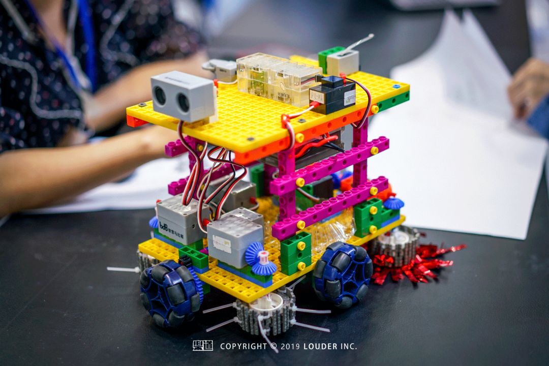 5月11日至12日,珠海市第一届青少年(第二届中小学生)机器人大赛暨珠港