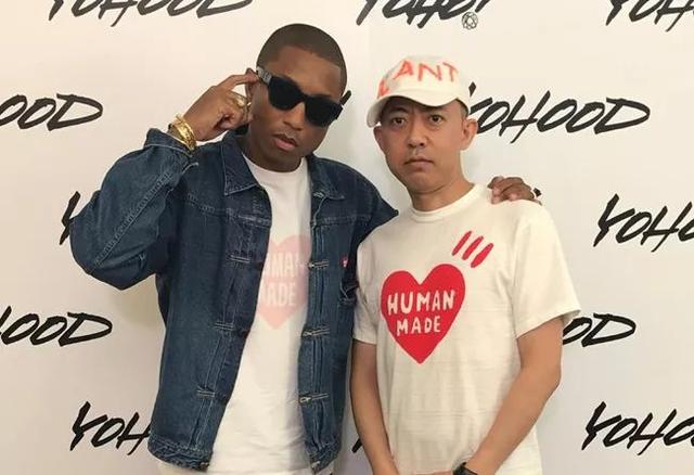 也正是由于与 bape 前主理人 nigo 保持良好的合作及个人关系,2005 年