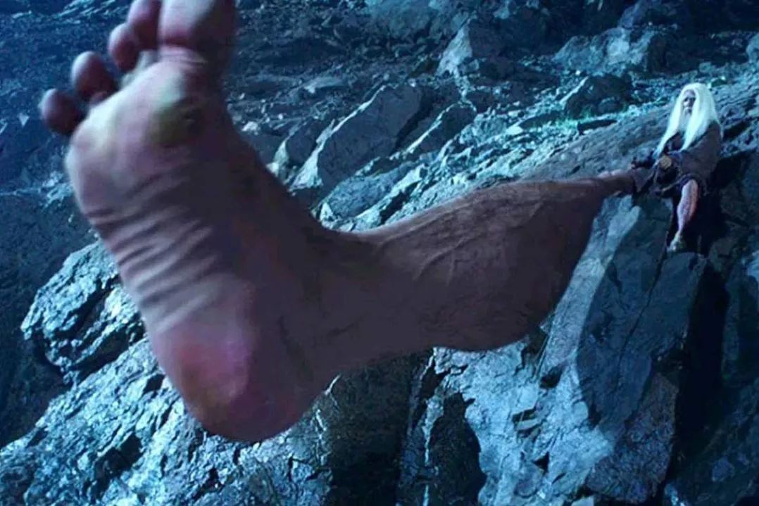 而另一条腿近乎残疾,这让我想起了电影《西游·降魔篇》中的"天残脚"