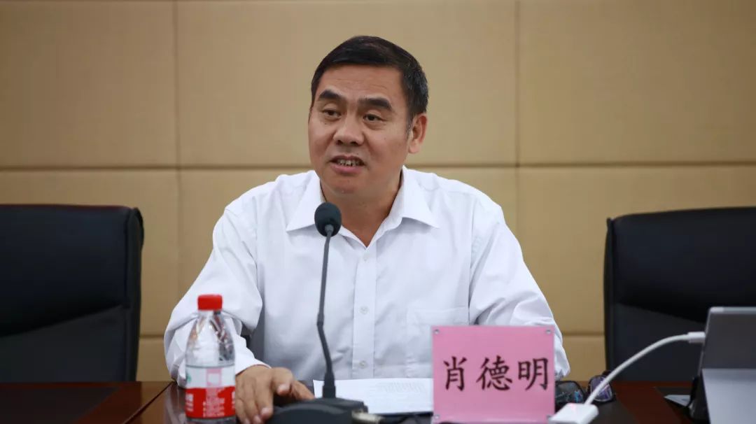 9日,肖德明校长向2019深圳市基础教育系统cio培训班将近60位名校长