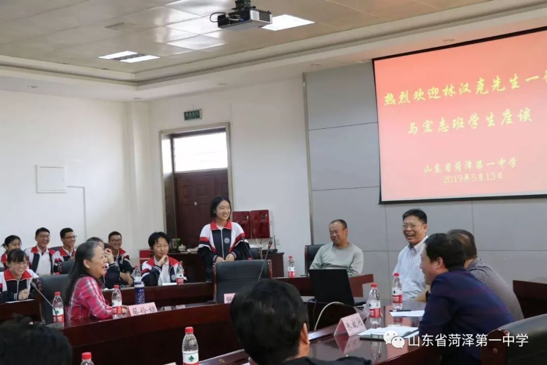 林汉克先生和宏志班的每一位同学亲切握手,一句句温