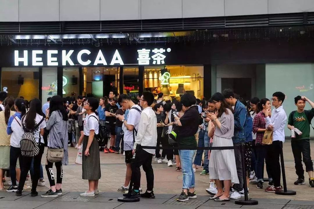 (喜茶店门口排队)