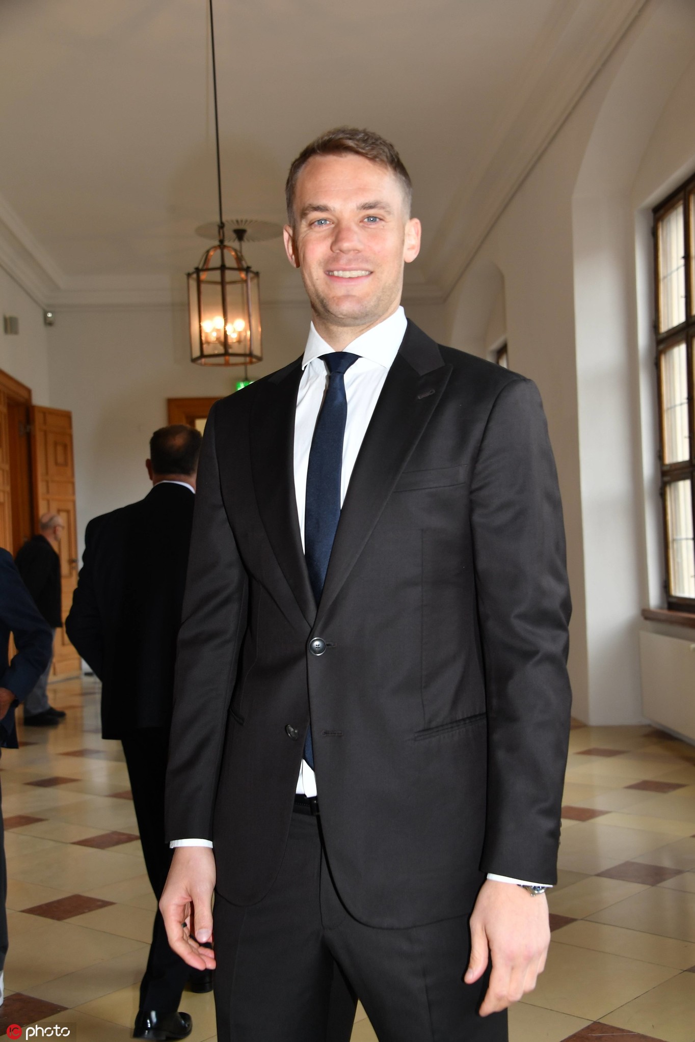 诺伊尔获巴伐利亚勋章 西装革履出席颁奖仪式