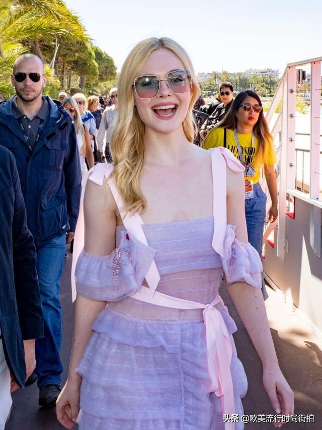 艾丽·范宁 (elle fanning)穿着粉色连衣裙出席第72届戛纳电影节