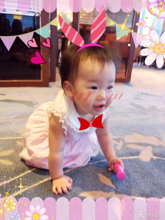 原创伊能静晒小米粒在餐椅上翘二郎腿吃大饼姿势霸气长腿基因初现