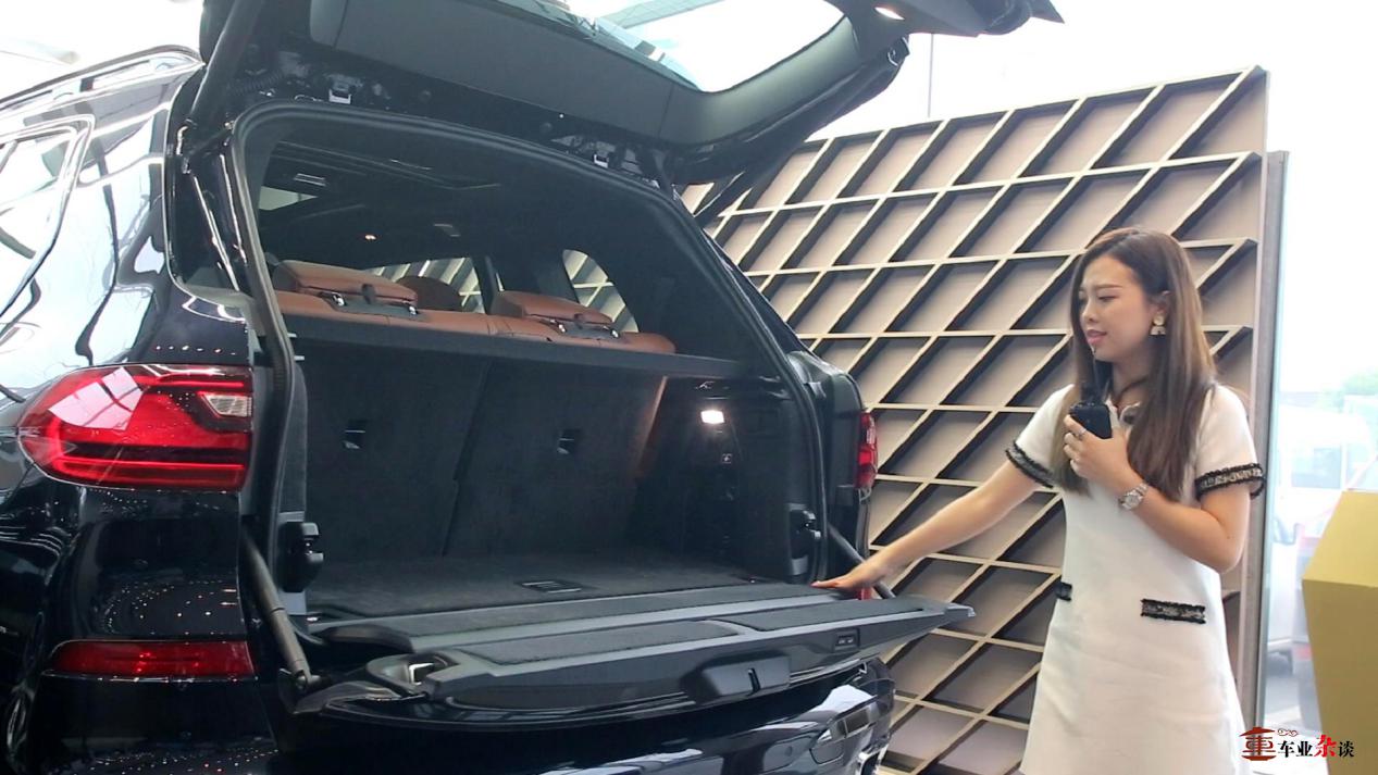 兼顾乘坐空间和储物空间,宝马x7后备箱藏有巧思