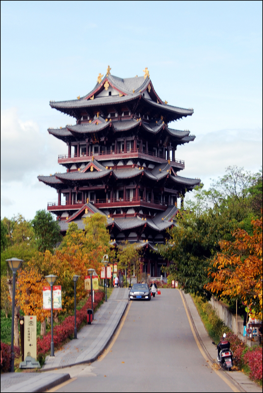 举目远眺,仿古建筑飞霞阁壮美无比.