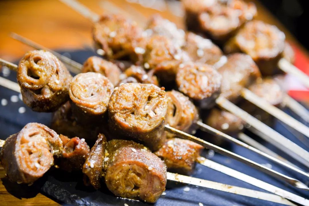 不少人对于筒肠的定义就是浓油赤酱其实不然,一口咬下去紧致有嚼劲