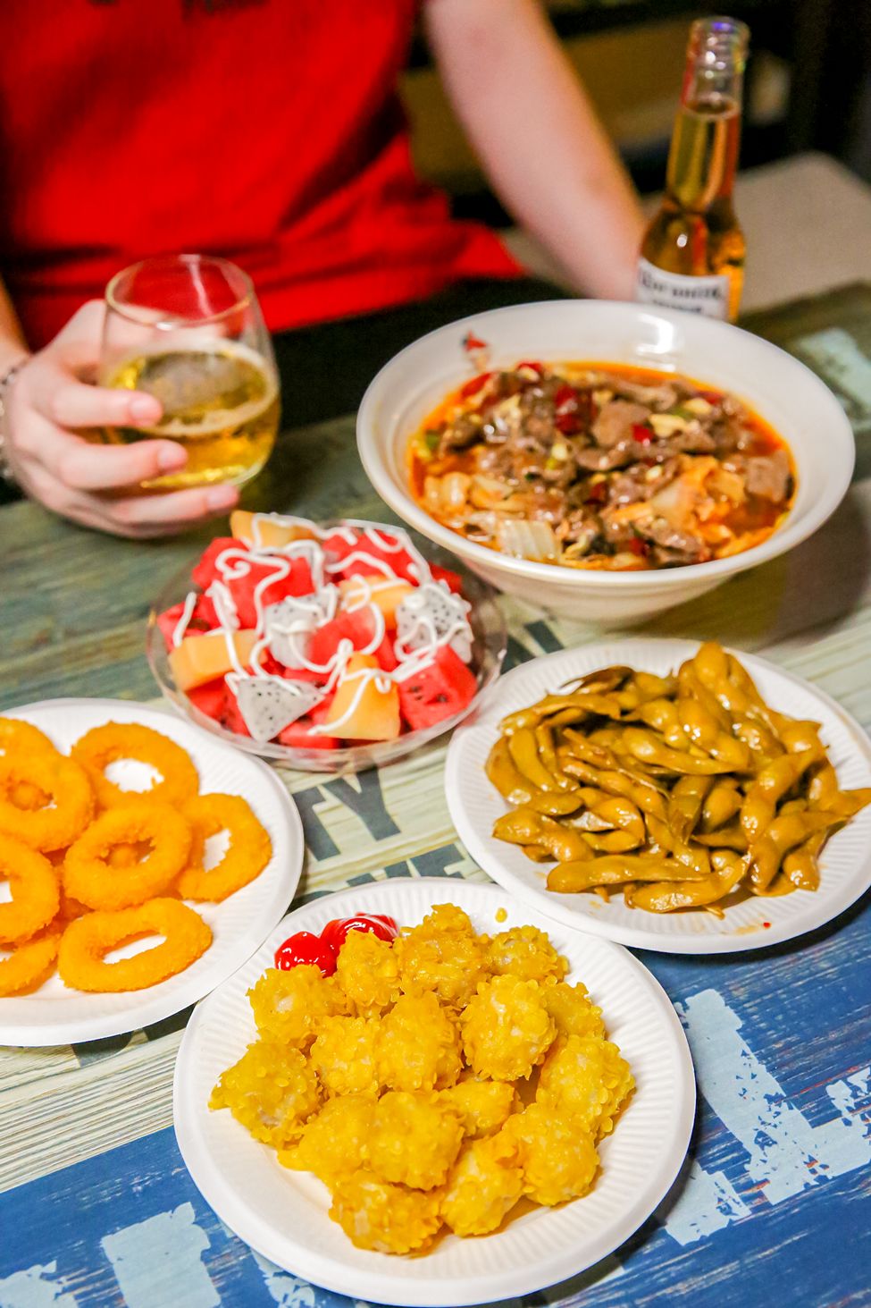 连续100天喝酒不要钱泉州巨贵地段的电话亭酒吧人均0元起