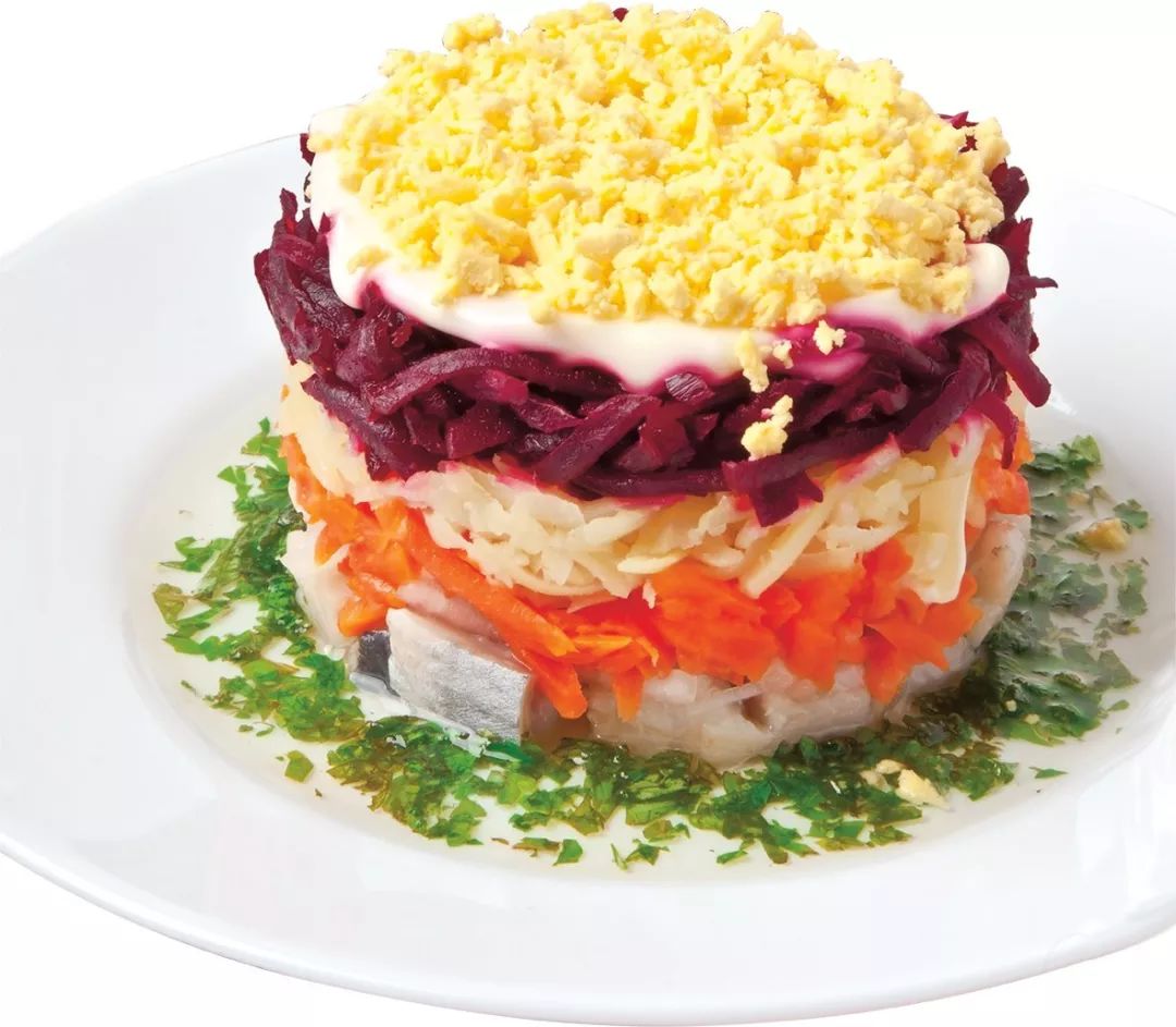 俄罗斯的肉冻明显"肉份"更多,猪肉,鸡肉,鸭肉甚至连骨头都不放过,这道