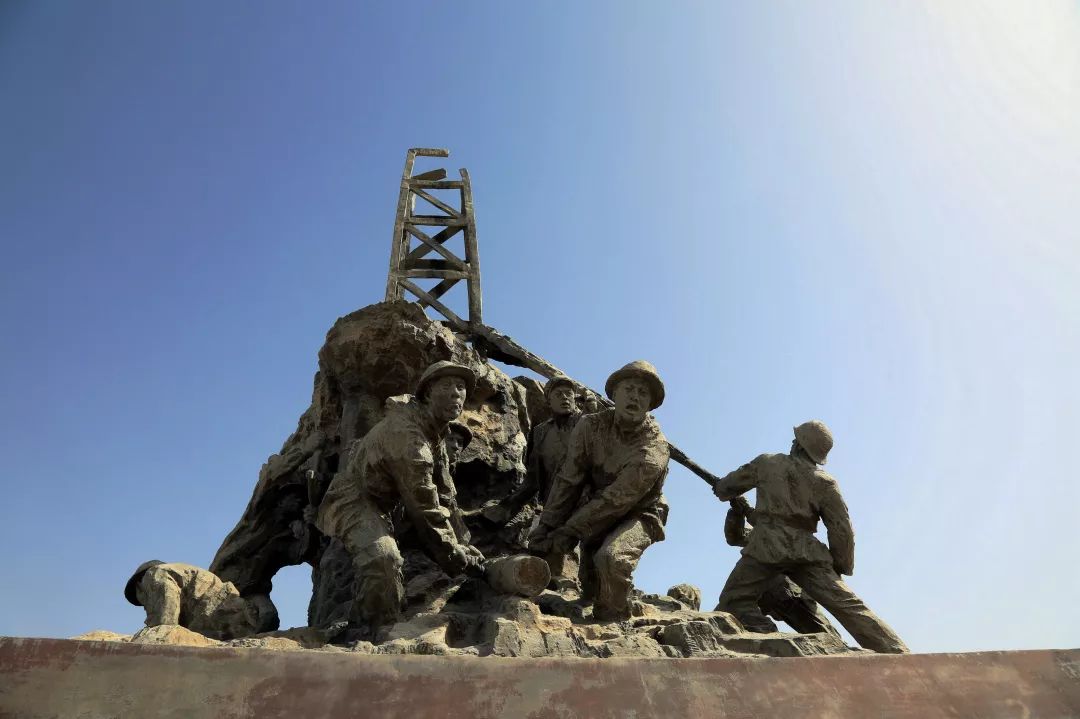 因为,这是一片粉红槐花盛开的神奇之地,这是沙漠石油人流着"奶与蜜"的