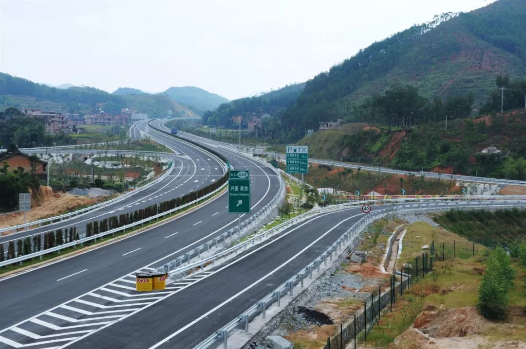如今,泉南高速与兴赣高速在此交会,曾经的山沟沟成了赣南北部区域性