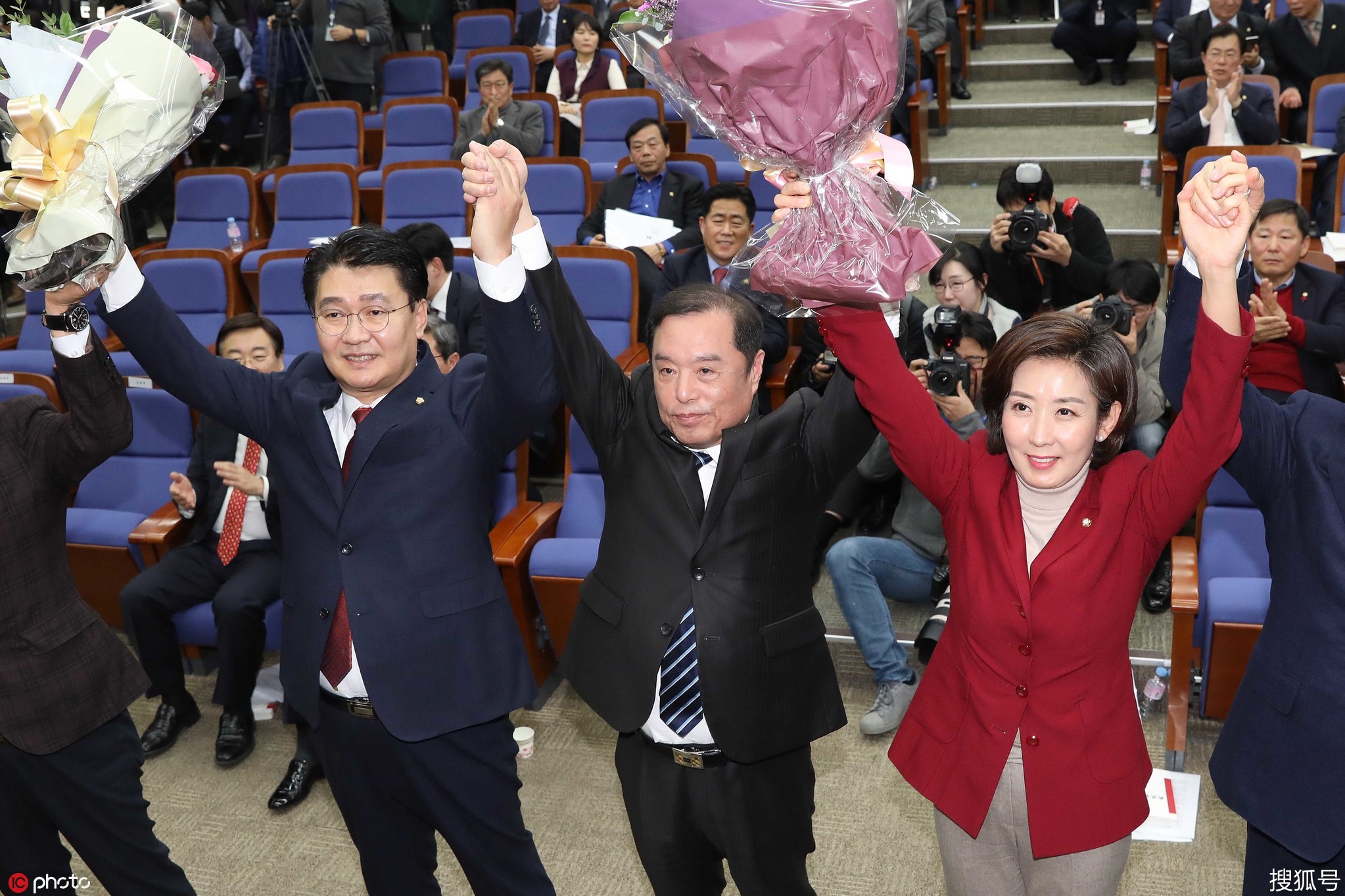 1 12 11日,韩国最大在野党党鞭罗卿媛在一场集会演讲中使用了贬低