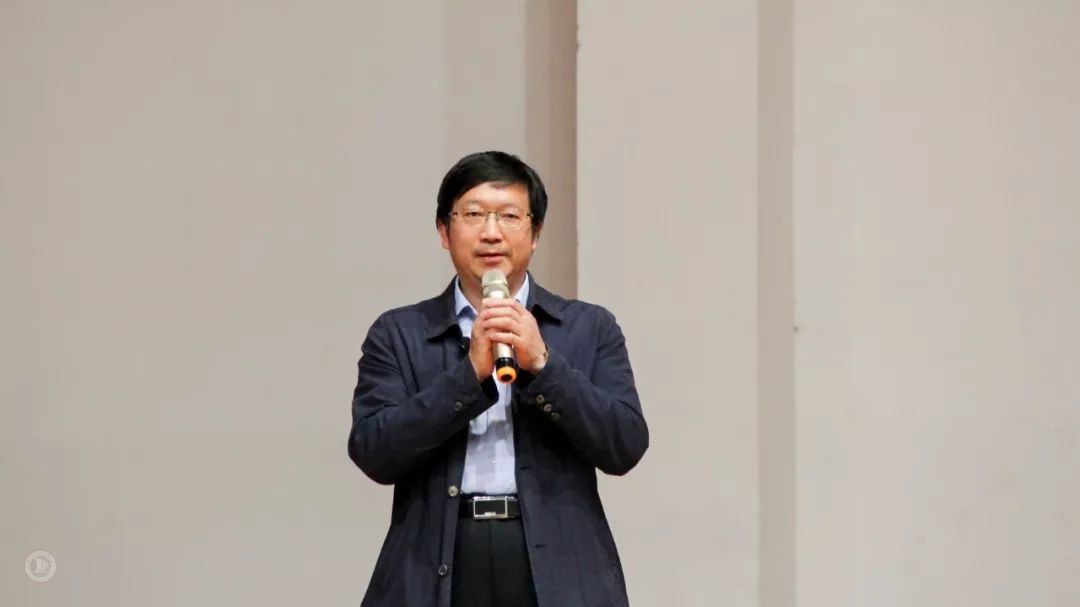 校长陈联国作总结讲话5月7日,万州中学第29届家长学校圆满落幕!