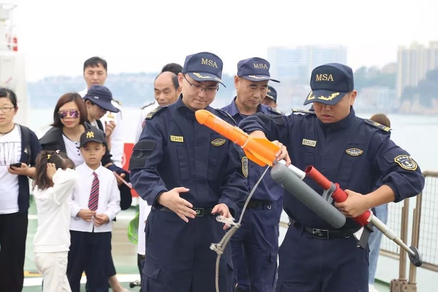 孩子們參與了海上救助氣動拋投器,海上遇險求救信號彈,海上各類救生衣