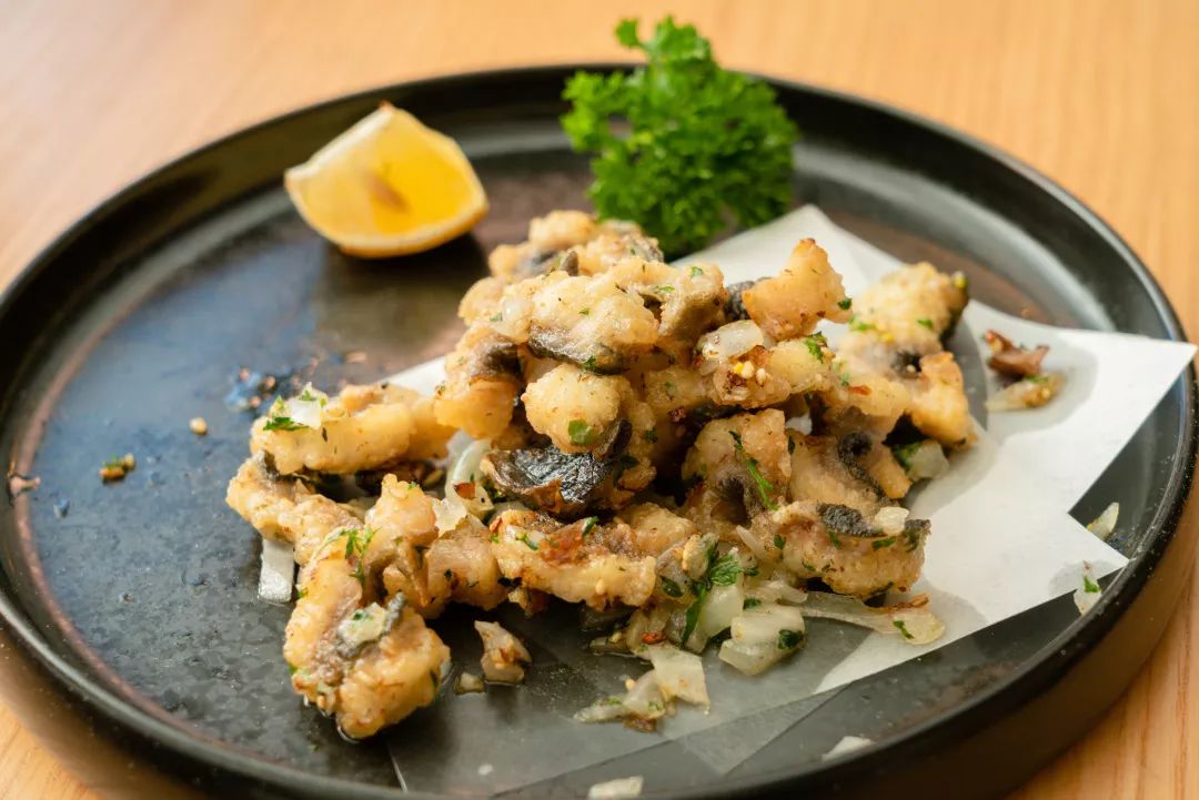 这盘炸鳗鱼绝对是必备的下酒菜,只想点上一杯朝日啤酒,喝一口酒,吃一