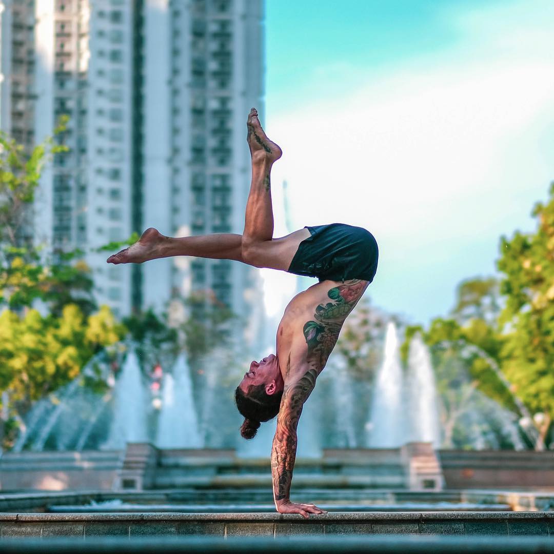 原创男士倒立体式,展现迷人肌肉魅力,双人瑜伽更尽兴