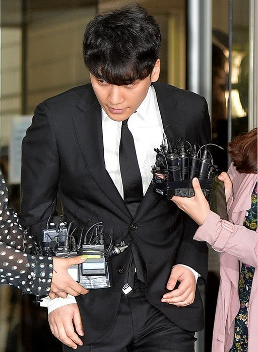 胜利现身首尔中央地方法院出席拘留前审讯 将决定他是否被拘留_事件