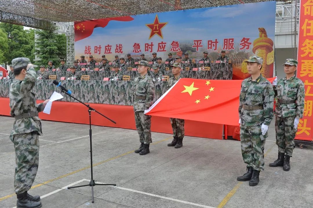 "参点基干民兵身着统一迷彩服,个个精神抖擞,斗志昂扬,以饱满的精神和