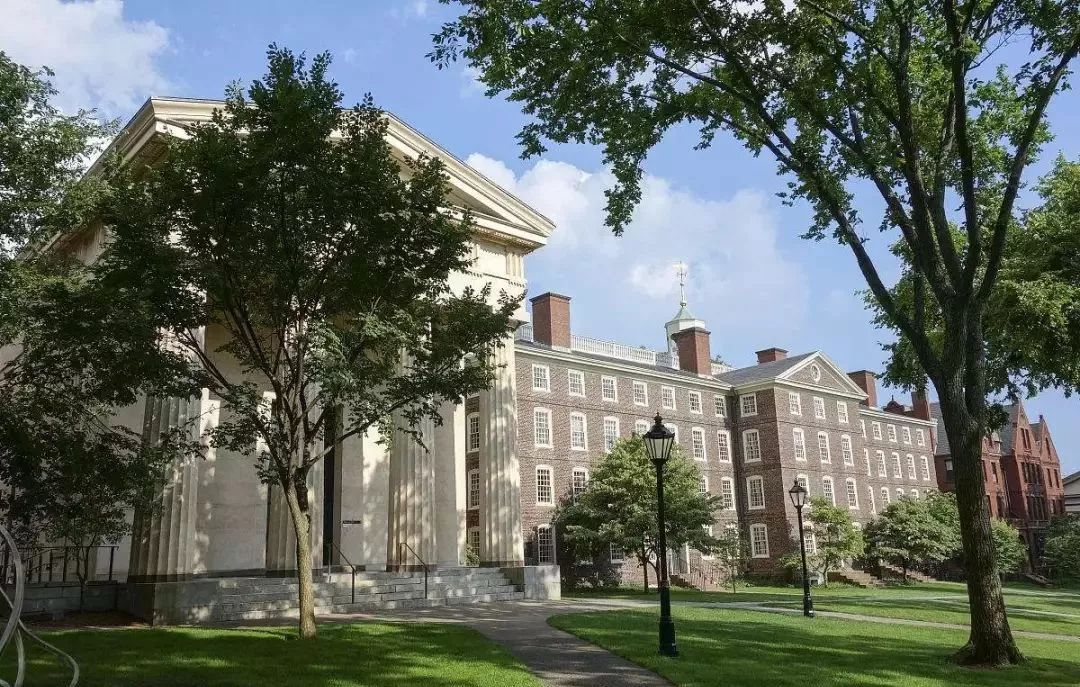 主校区:布朗大学的主校区坐落于东部的学院山,从普罗维登斯市区穿