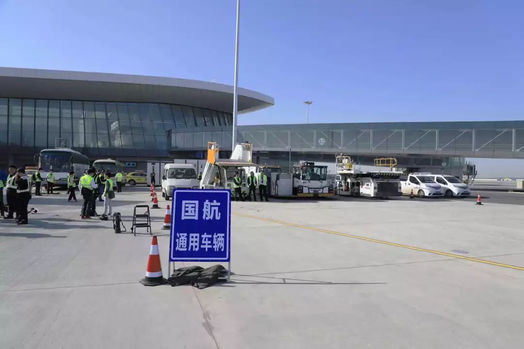 而停機位在西1跑東邊的滑行道上,飛機在地面滑行要穿越整個機場,為了