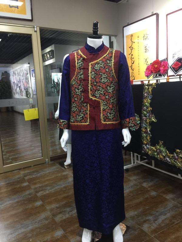 让我们一起走近满族旗袍