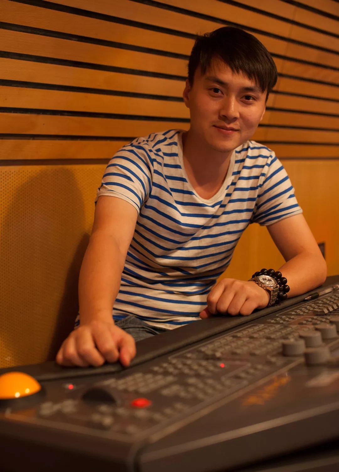 张芳编 剧——谢丽泓导 演——杨小青作 曲——刘建宽舞美设计——倪