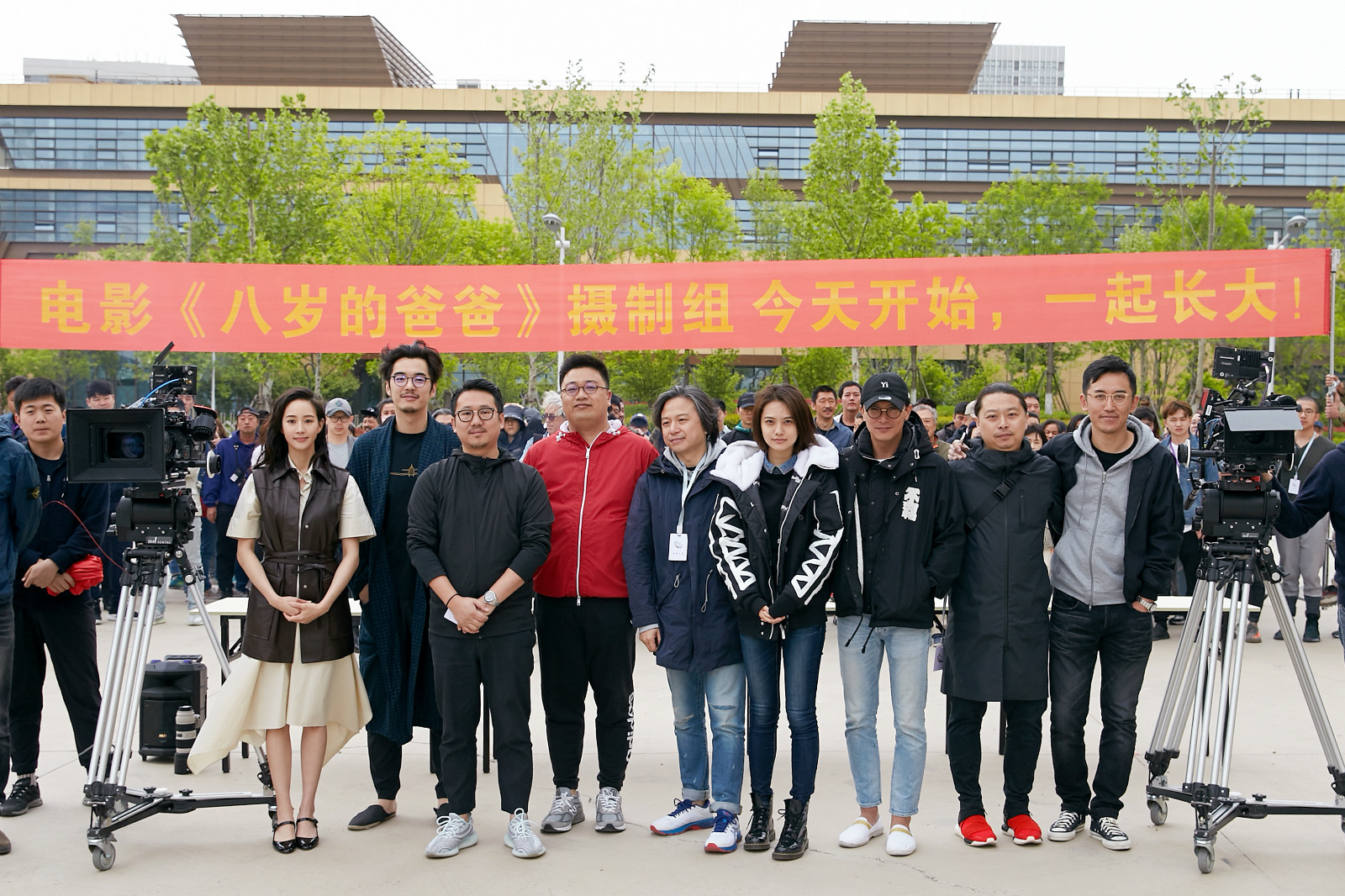 姜珮瑶八岁的爸爸开机短发形象首发演绎暖心义工