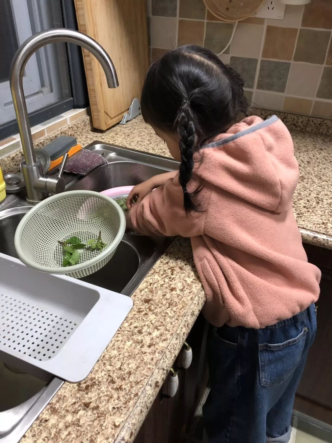 菜我尽量做一些自己能够做的事情,减少妈妈的工作量~我能自己洗衣服