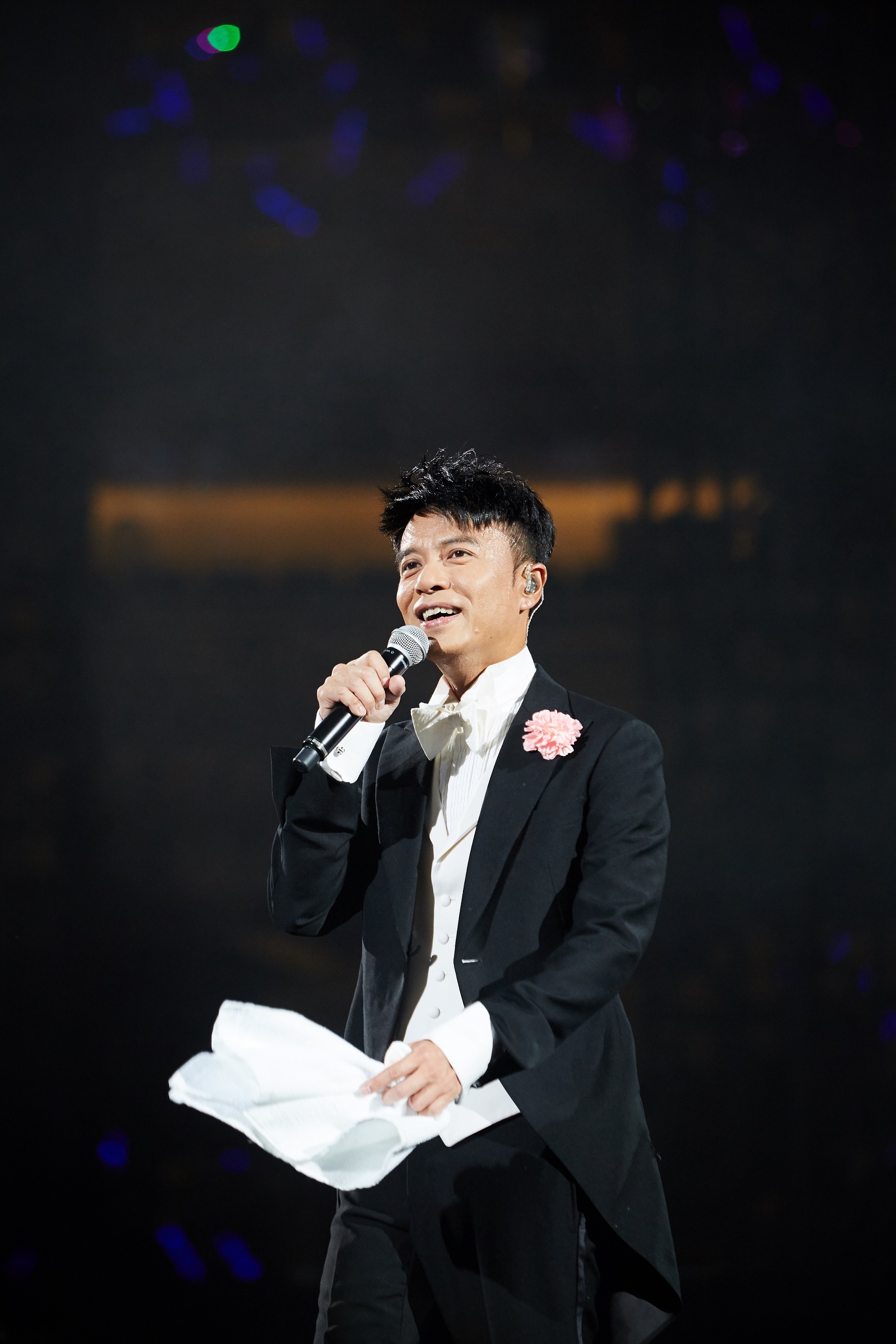 李克勤巡回演唱会打卡武汉 认许靖韵当师姐引全场爆笑