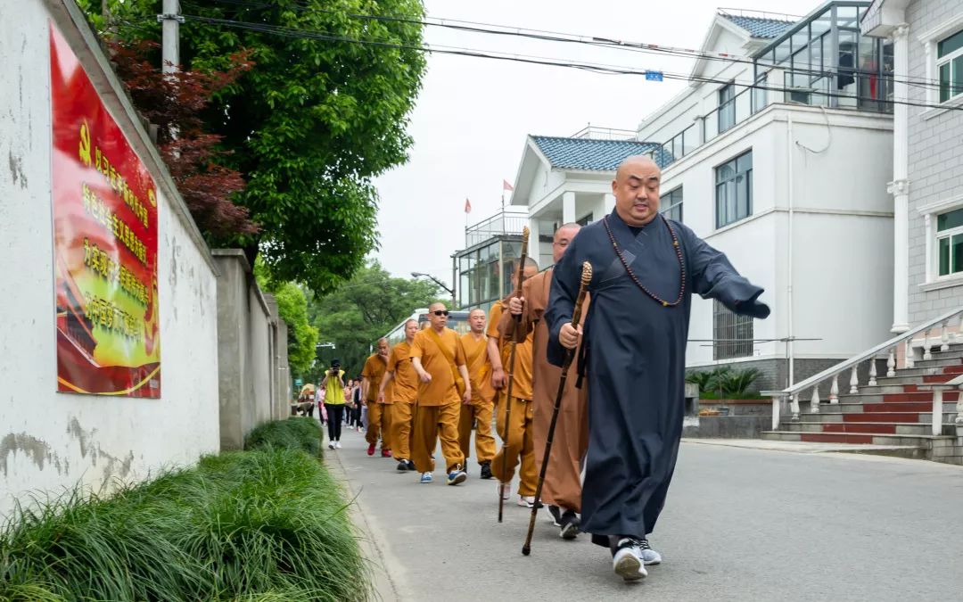 從上海到江蘇吳江,從報國寺到周湖線,行腳僧們完成了第一天25公里的