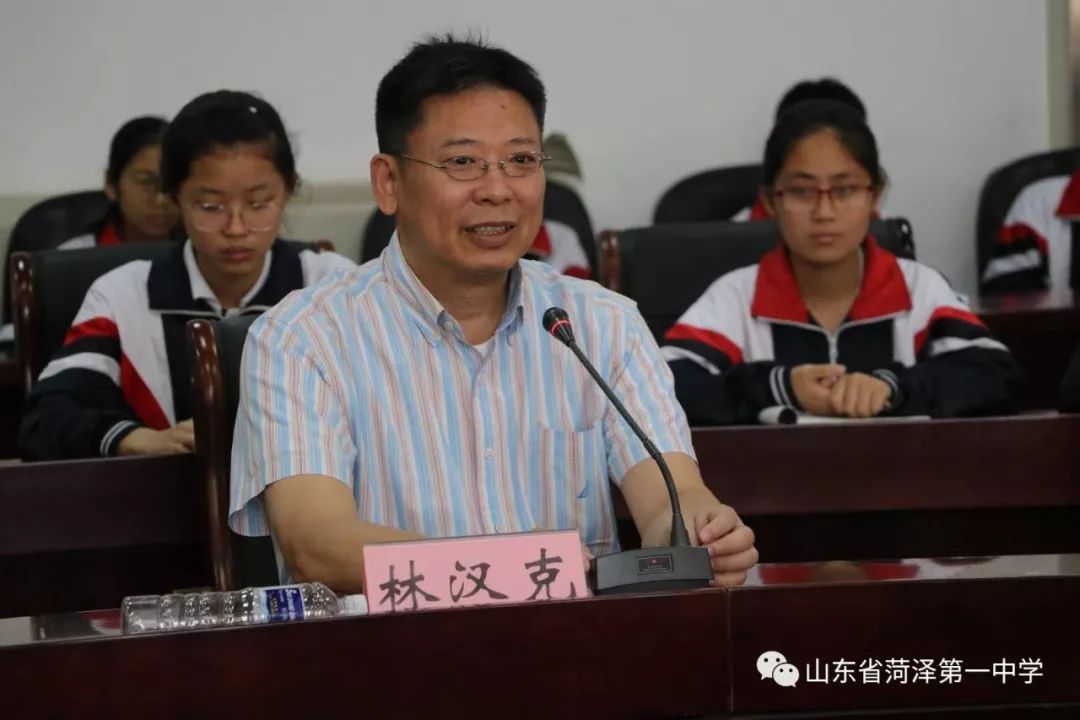 林汉克先生和宏志班的每一位同学亲切握手,一句句温