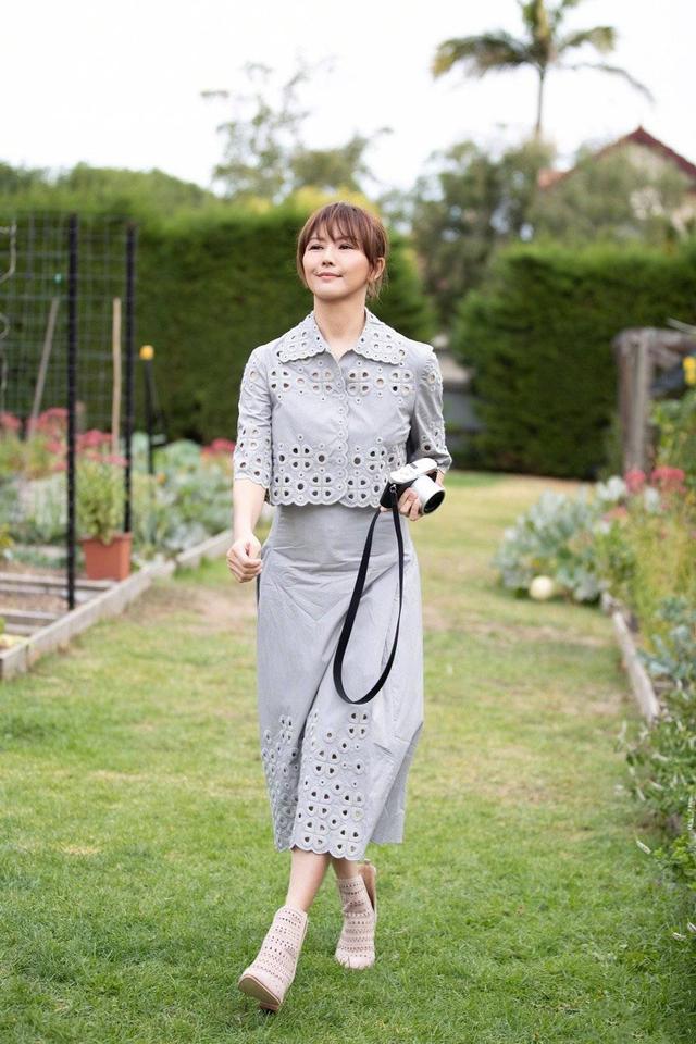 孙燕姿人美歌甜,穿衣也不输气质,是酷girl还是文艺女青年?