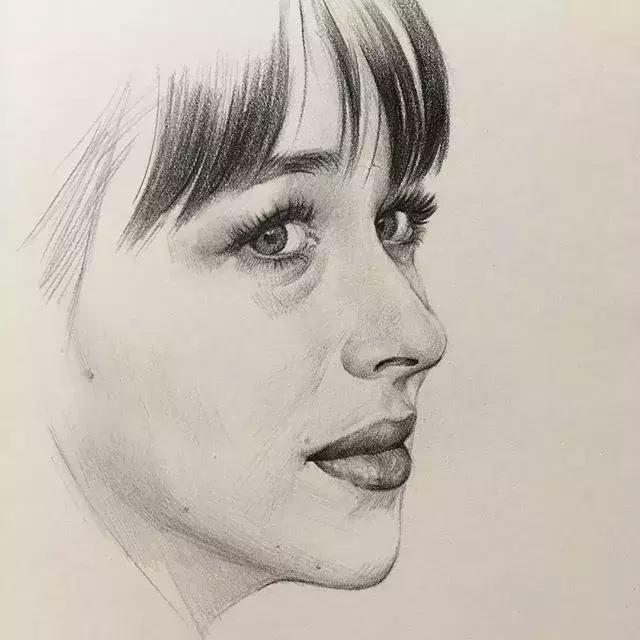 小央美自学素描肖像精致的美得让人移不开眼